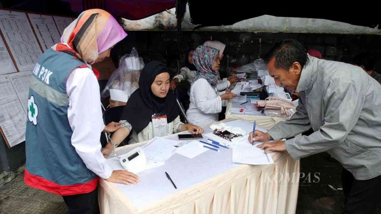 Anggota KPPS, saat pemungutan suara ulang Pemilu 2019 di Kota Tangerang Selatan. Sumber: kompas.id