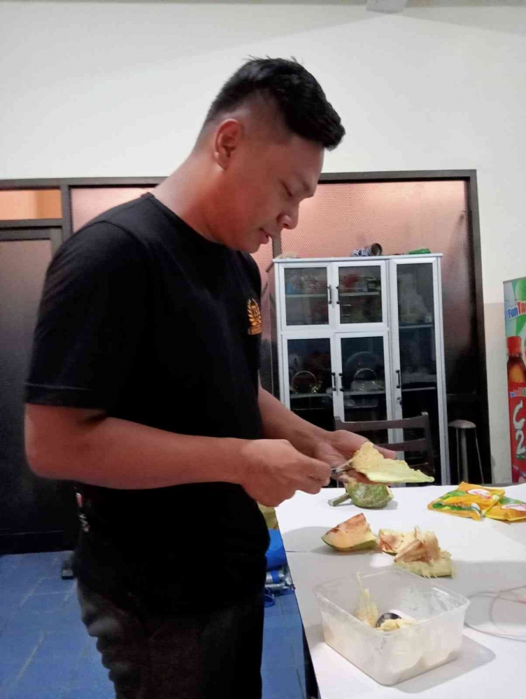 Mengupas sukun, dokumentasi pribadi