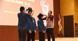 Pelepasan Mahasiswa Oleh Walikota Surabaya dan Rektor Universitas Airlangga. Sumber: surabaya.go.id