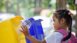 Ilustrasi gambar anak yang sedang membuah sampah. Gambar dari tribunnews.com