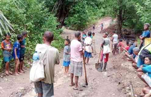 Gotong royong warga Desa Kuluan memperbaiki jalan menjelang musim kemarau (dok foto: FB Pemdes Kuluan)
