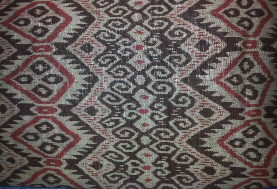 Tenun ikat, salah satu sumber penghasilan kaum ibu yang perlu ditata pemasarannya (dok foto: pribadi)