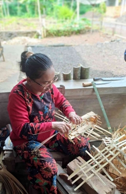 Masyarakat Desa Bukor Usaha Kerajinan Besek Ikan (Dok. pribadi)