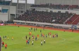 Suporter PSS Sleman masuk stadion Jatidiri Semarang dan terlibat kerusuhan dengan suporter PSIS Semarang (Foto : Istimewa)