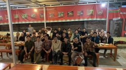 Foto bersama peserta dialog publik DEM Semarang 2024 sekaligus Deklarasi Pemilu Damai 2024