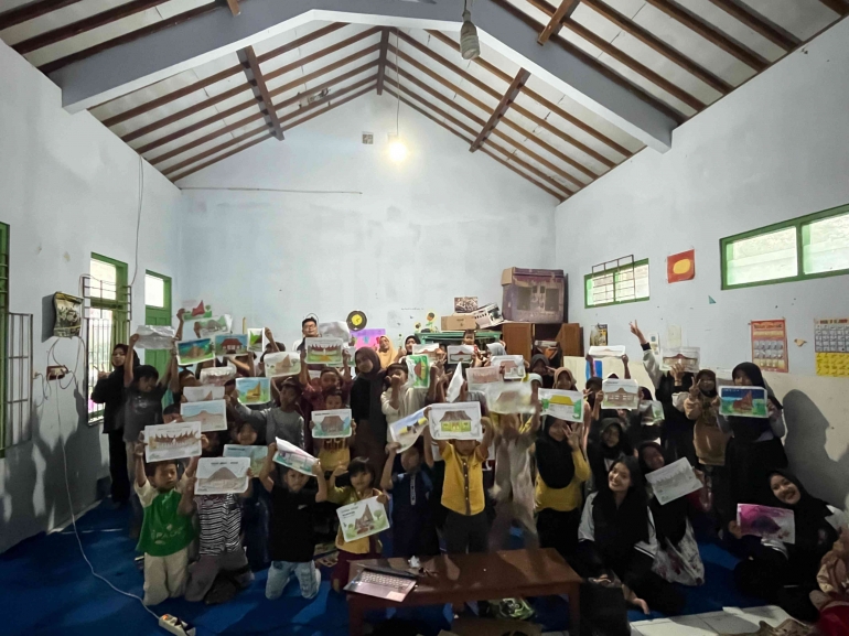 Foto bersama anak-anak TPQ di Desa Putat dengan menunjukkan hasil karya mewarnai anak-anak