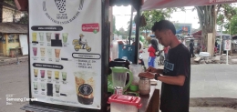 Deri, Penjual Minuman Es, Simpang Lima, Tarogong Kidul, Kab. Garut. Minggu, (21/01/2024). Dokpri