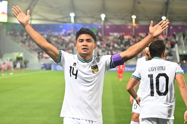 Pesepak bola Timnas Indonesia Asnawi Mangkualam berselebrasi usai mencetak gol ke gawang Vietnam pada laga kedua penyisihan Grup D Piala Asia 2023 di Stadion Abdullah Bin Khalifah, Doha, Qatar, Jumat (19/1/2024).(ANTARA/Yusran Uccang)