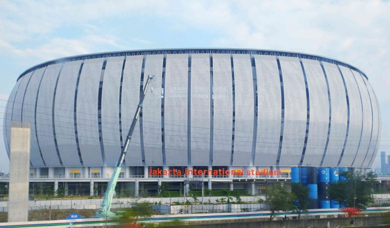 https://id.wikipedia.org/wiki/Stadion_Internasional_Jakarta#/media/Berkas:Jakarta_International_Stadium_from_Toll_road.jpg