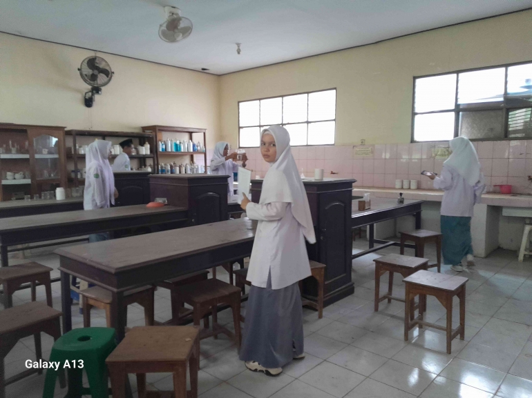 Siswa mengamati lab kimia. 'Dokpri'