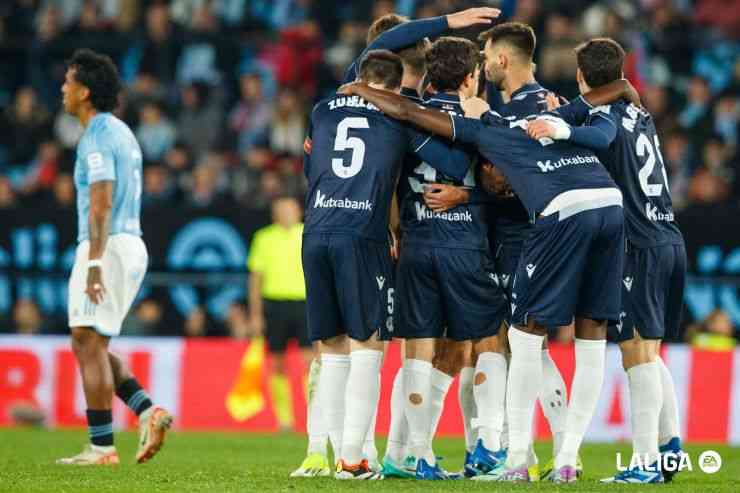 Para pemain Sociedad kerumuni Brais Mendez usai cetak gol ke gawaang Celta Vigo. www.laliga.com/