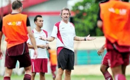 Petar Segrt (merentangkan tangan) saat melatih PSM Makassar/foto: Tribunnews.com