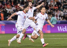 Selebrasi pemain Tajikistan merayakan lolos ke babak 16 besar Piala Asia 2023/ sumber: the-afc.con