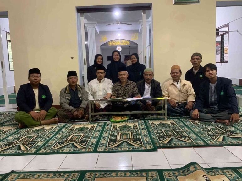 Foto Bersama Mahasiswa KKM Kelompok 123 UIN Malang dan Takmir Masjid Al-Huda Dusun Pulungan (Dokpri)