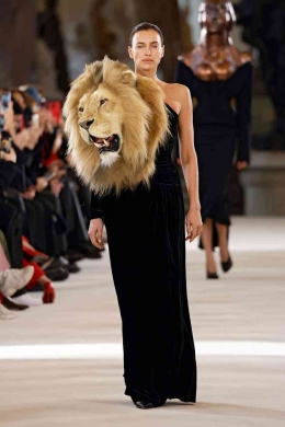 Gaun malam berkepala singa , keluaran rumah model Elsa Schiaparelli, koleksi Haute Couture musim semi 2023. Foto: Estrop by Getty Images 