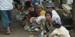 kondii kemiskinan di indonesia bebrapa orang memilih menjadi pengemis dipinggiran jalan.