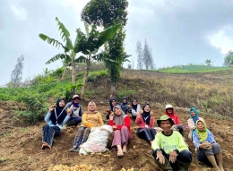 Foto Bersama Bapak Ibu Petani Kentang Desa Gubugklakah
