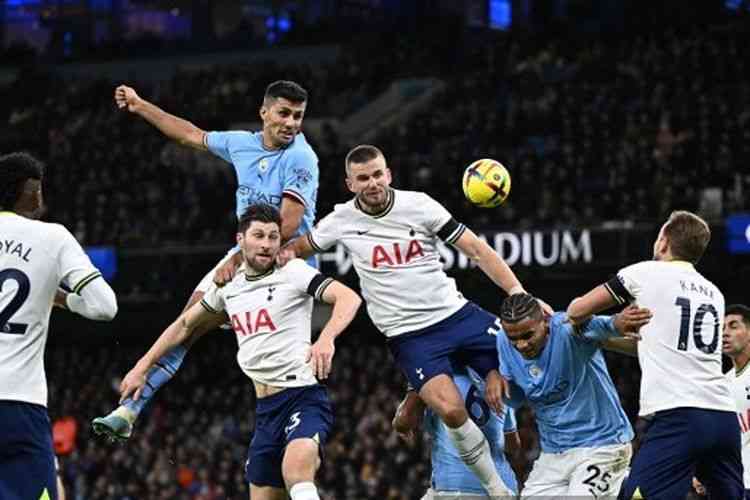 Laga Spurs vs City musim lalu. (Oli SCARFF/AFP) via bola.kompas.com