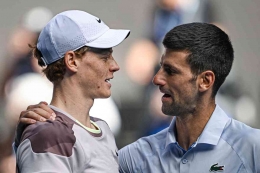 Jannik Sinnr dan Novak Djokovic setelah pertarungan SF Australia Terbuka 2024 yg dimenangkan Sinner 61, 62, 67(6) dan 63. Sumber foto : punchng.com