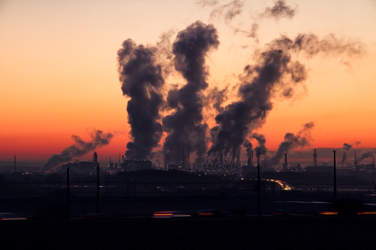 Pembakaran bahan bakar oleh industri yang melepaskan banyak gas rumah kaca ke atmosfer dan menyebabkan pemanasan global. Sumber: Pixabay via KOMPAS.com