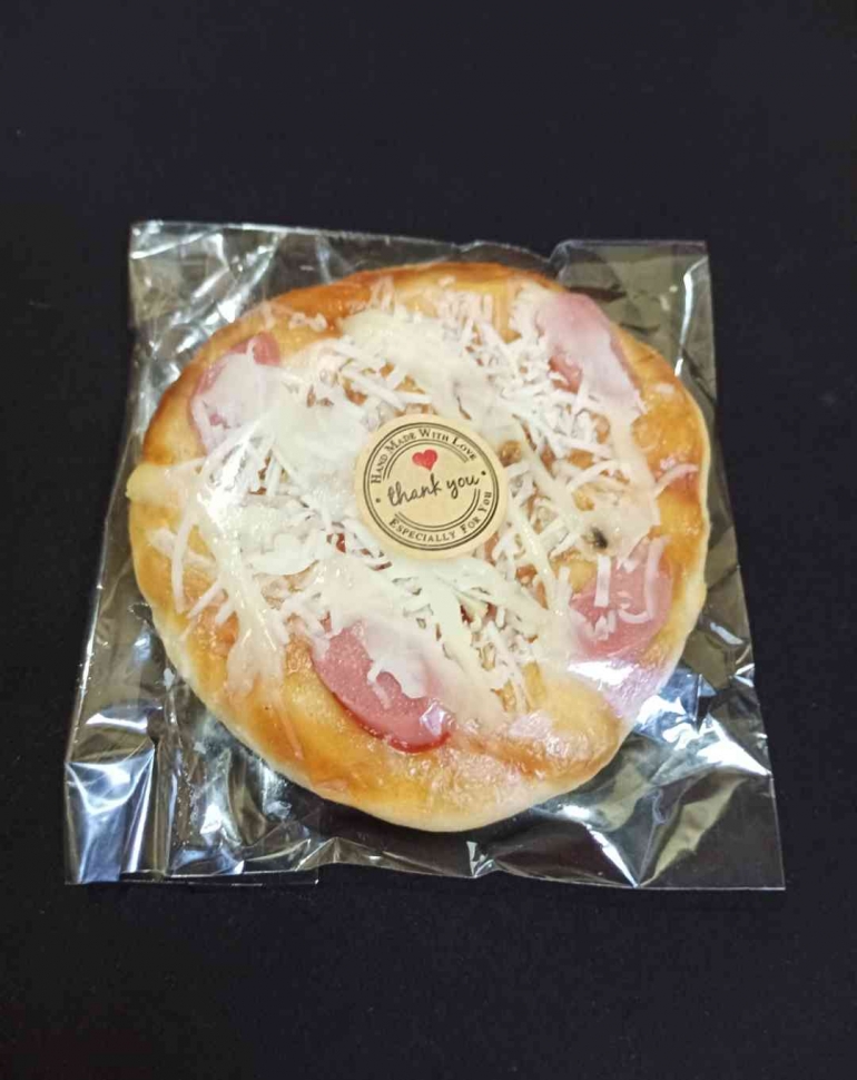 Pizza 3 ribu, dengan topping keju, sosis dan bawang Bombay (dokpri)