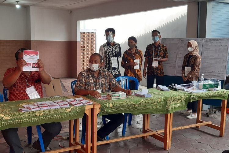 Petugas KPPS TPS 8 Kelurahan Penumping melakukan penghitungan surat suara pemilih Pilkada Solo 2020, Rabu (9/12/2020).(KOMPAS.com/LABIB ZAMANI)