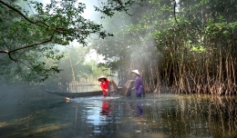 Sumber gambar: https://www.pexels.com/photo/women-catching-fish-in-a-river-14021583/