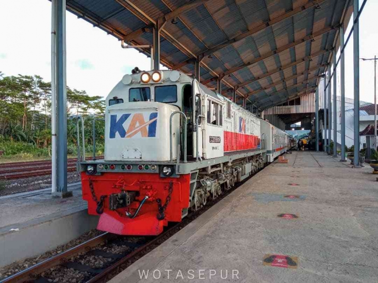 KA Tawang Alun di jalur 1 Stasiun Ketapang. (Dokumentasi pribadi)