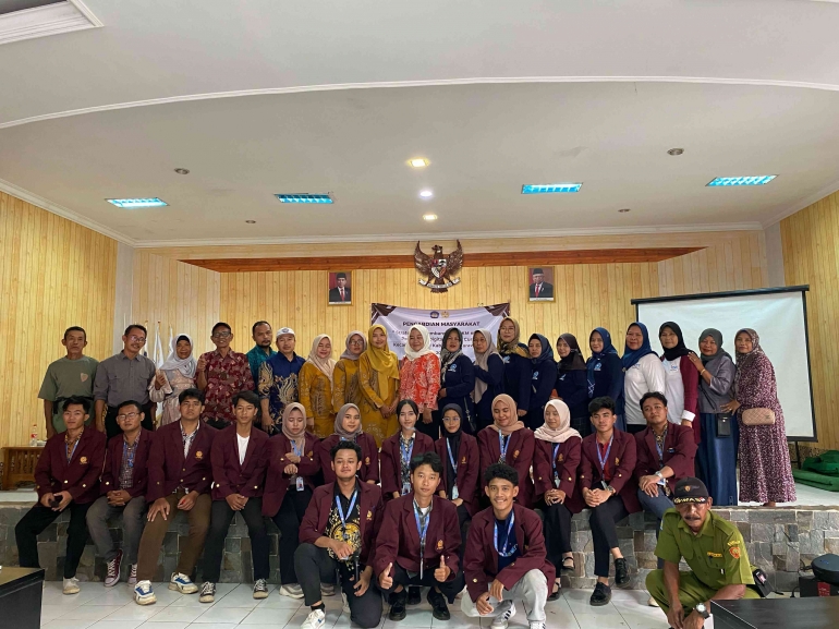 Foto Bersama Mahasiswa, Pemateri dan UMKM Desa Curug