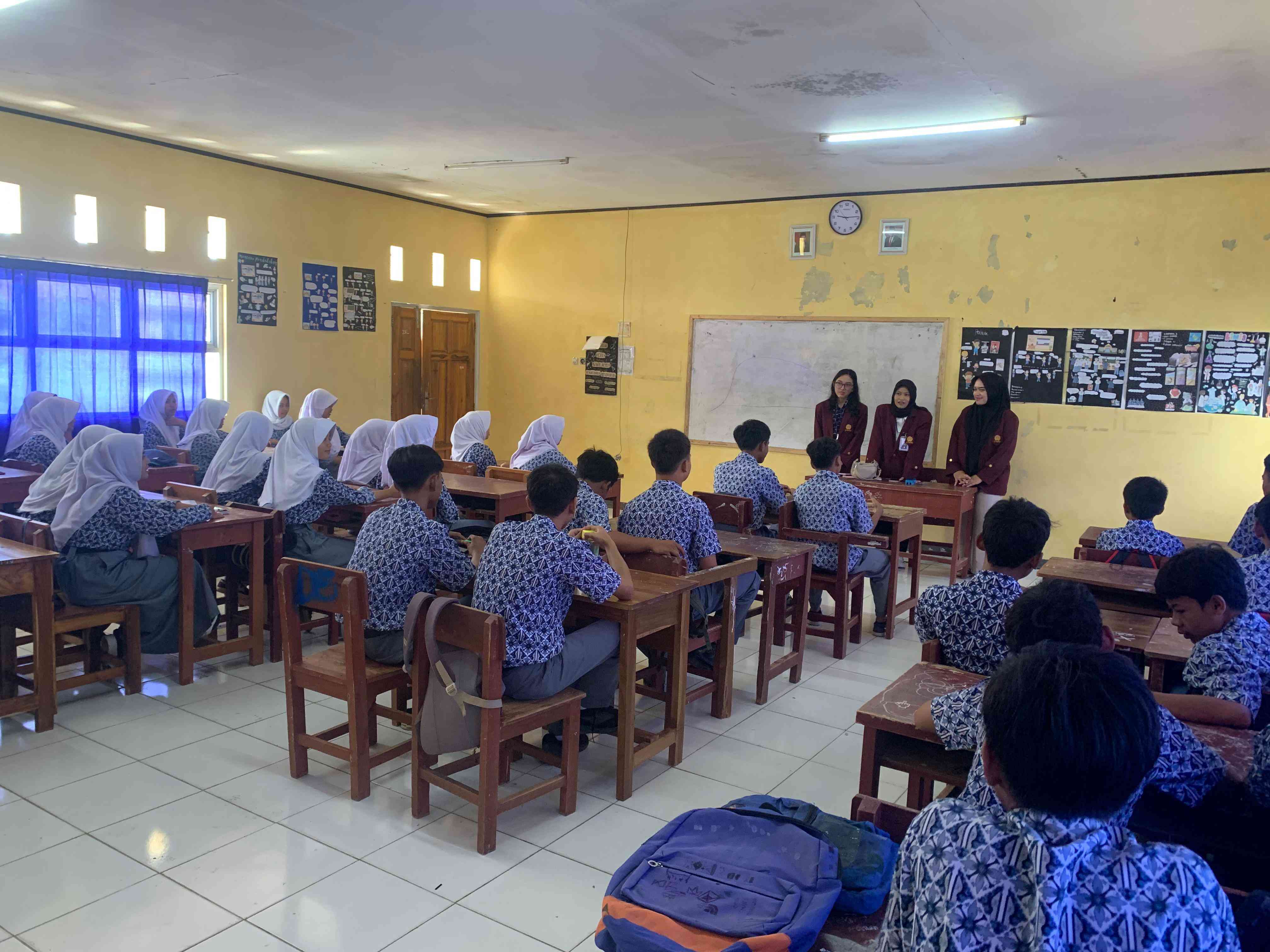 Foto Artikel : Mahasiswa KKN UNSIKA Terjunkan Diri Sosialisasikan ...