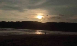 Sunset di Pantai Pancer Door Pacitan (Foto: Khoirun Nisak)