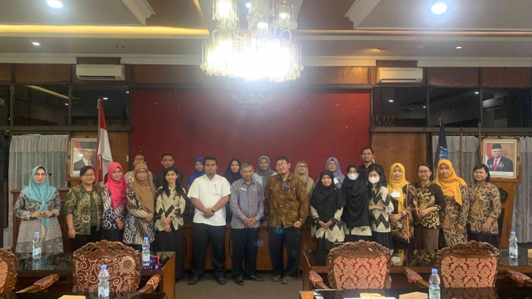 Foto Bersama acara Workshop penulisan Karya Tulis Ilmiah yang diadakan prodi PGSD Unisri Surakarta/Foto : Firly