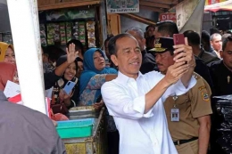 Presiden Joko Widodo berswafoto dengan warga saat mengunjungi Pasar Mungkid, Magelang Jawa Tengah, Senin (29/1/2024). Dok. ANTARA FOTO /Anis Efizudin.