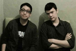 Sumber. https://www.indonesianfilmcenter.com/profil/index/director/9810/the-mo-brothers Timo Tjahjanto (kanan) & Kimo Stamboel (kiri).