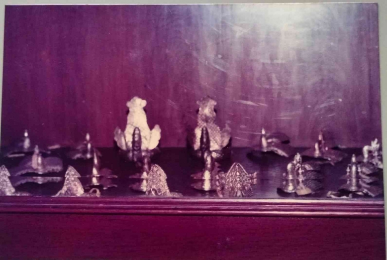 gb. 1 Perhiasan emas asli  untuk penari. Koleksi museum Kasunanan Surakarta (ft. koleksi Dokumentasi Seni STSI Surakarta)
