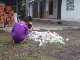 Sampah yang berasal dari beberapa rumah warga selanjutnya akan dipilah sesuai jenisnya oleh Remaja Masjid Baiturohman