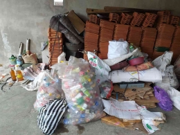 Sampah yang berasal dari beberapa rumah warga selanjutnya akan dipilah sesuai jenisnya oleh Remaja Masjid Baiturohman