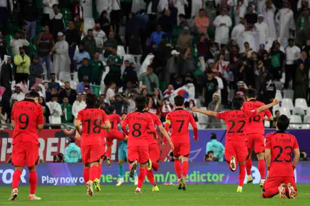Para pemain Korsel merayakan kemenangan dramatis saat melawan Arab Saudi di 16 Besar Piala Asia 2023. Sumber: getty images (GIUSEPPE CACACE)
