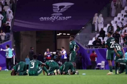 Ekspresi kekecewaan para pemain Arab Saudi setelah dikalahkan Korsel secara dramatis lewat adu penalti. Sumber: getty images (GIUSEPPE CACACE)