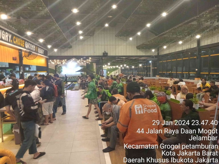 Suasana antrean ojol dan pembeli di Mie Gacoan cabang Daan Mogot, Jakarta Barat (Foto: @roelly87)