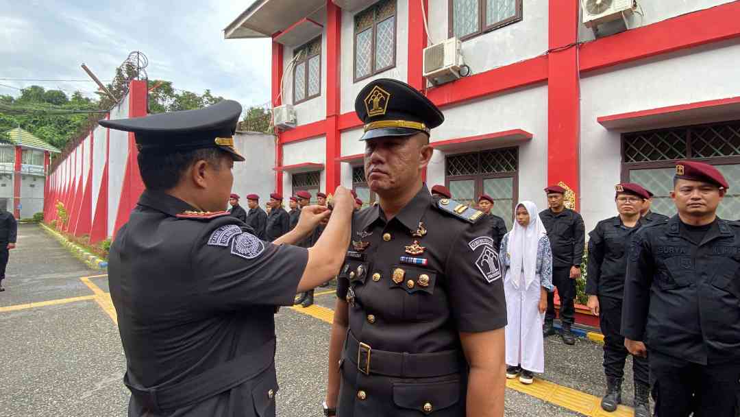 Sematkan Tanda Kenaikan Pangkat Petugas, Hidayat Kalapas Narkotika ...