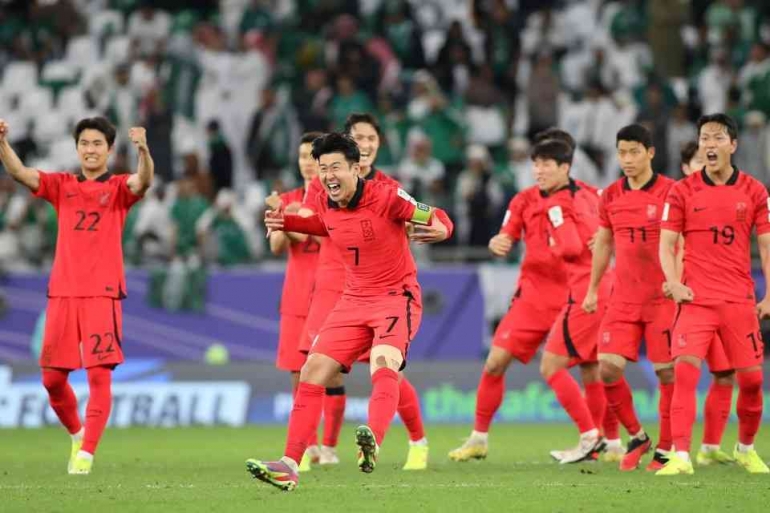 Ekspresi Son Heung-min dkk usai menang adu penalti melawan Arab Saudi. (sumber : www.beINSports.com) 