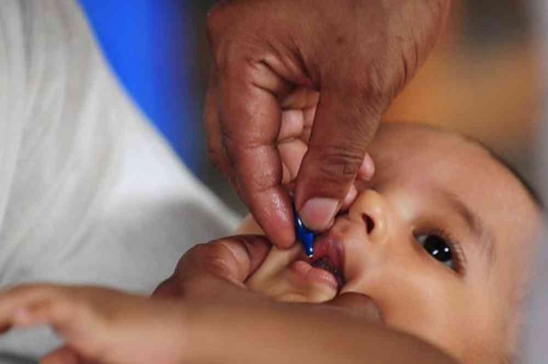 Seorang bayi menerima kapsul vitamin A | sumber : dinkes jabar