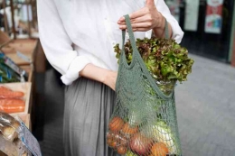 Ilustrasi seseorang berbelanja membawa tas sendiri-freepik.com