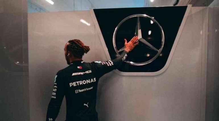 Lewis Hamilton berpose dengan logo Mercedes (X.com/MercedesNewsUK)