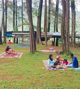 Beberapa keluarga menikmati suasana hutan pinus Nongko Ijo sambil memesan makanan(dokpri)