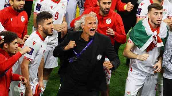 Petar Segrt merayakan kelolosan Tajikistan ke 8 besar Piala Asia 2023. (sumber: REUTERS/IBRAHEEM AL OMARI) via www.sport.detik.com