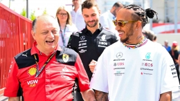 Bos F1 Ferrari Frederic Vasseur (kiri) dan Lewis Hamilton (kanan) (skysport)