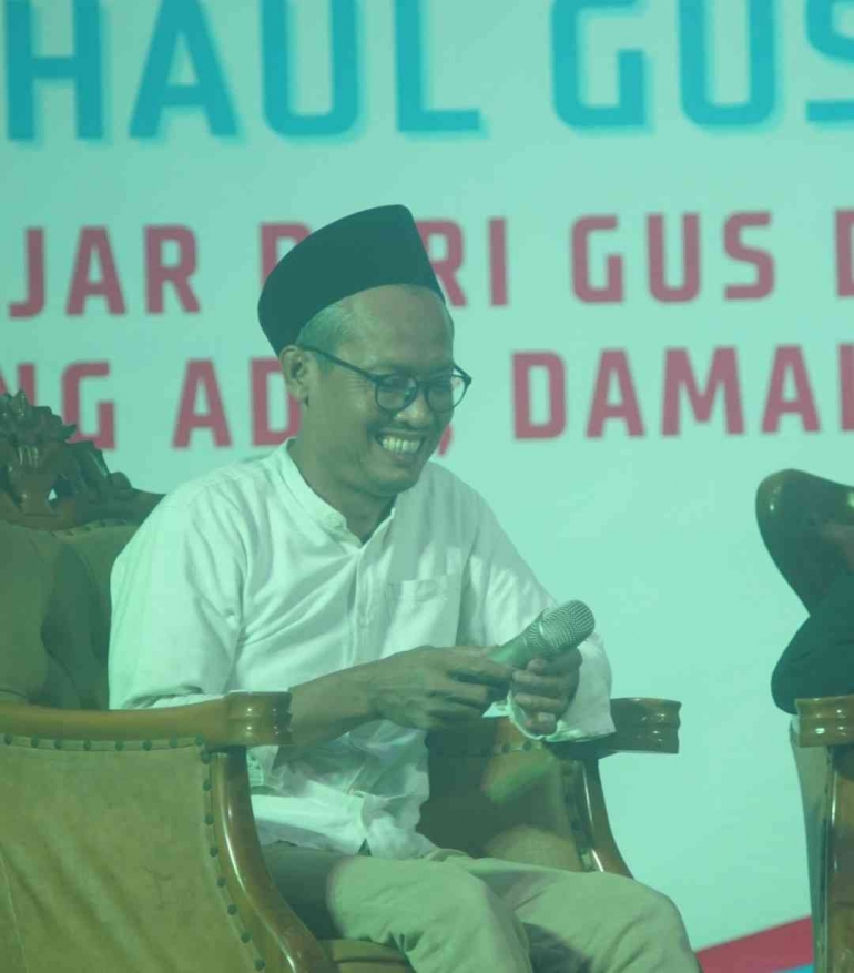 Wahyudi Anggoro Hadi, Kepala Desa Panggungharjo, saat mengisi talksow dalam acara peringatan Haul Gus Dur ke-14 di Yogyakarta. Foto: Gusdurian Jogja