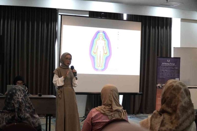Anisa Solihat Apriani, S.Psi., C.Ht menyampaikan materi pada acara Trauma Healing Group Session Jakarta (Source: Dokumentasi Pribadi)